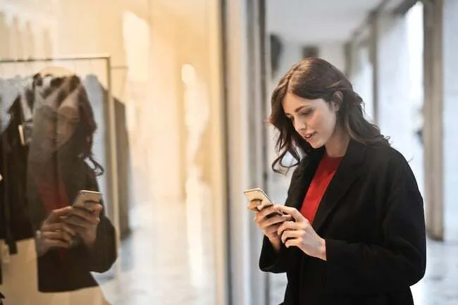 Why Consumers Are Online Shopping on Mobile Phones Inside Stores